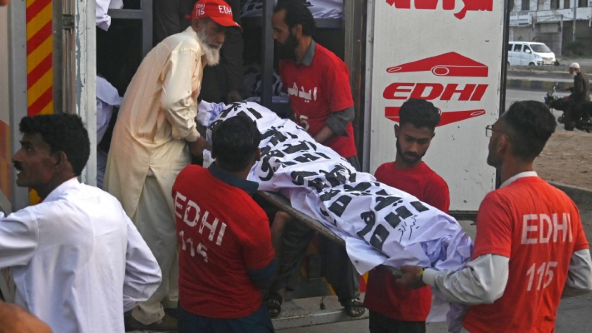 نقل جثامين أشخاص توفو خلال حادث سير في باكستان