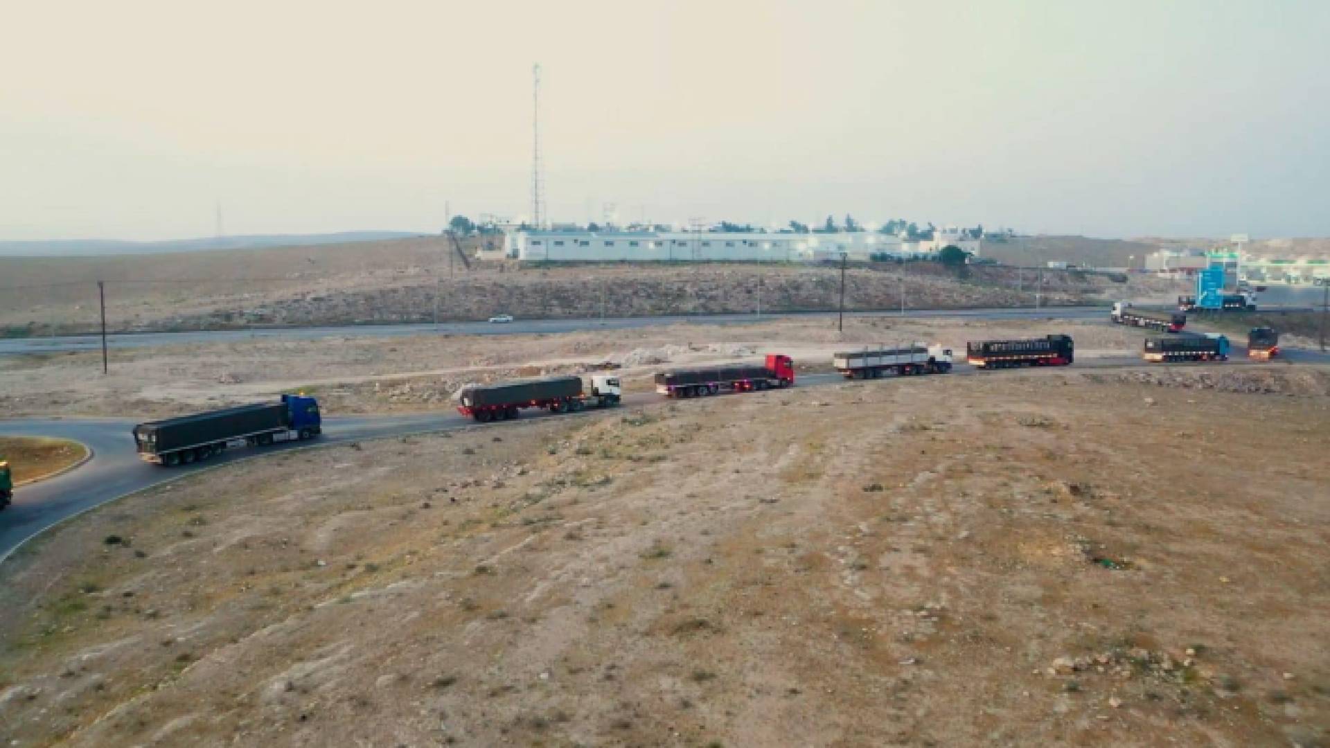 قافلة المساعدات التي سيرها الأردن إلى قطاع غزة