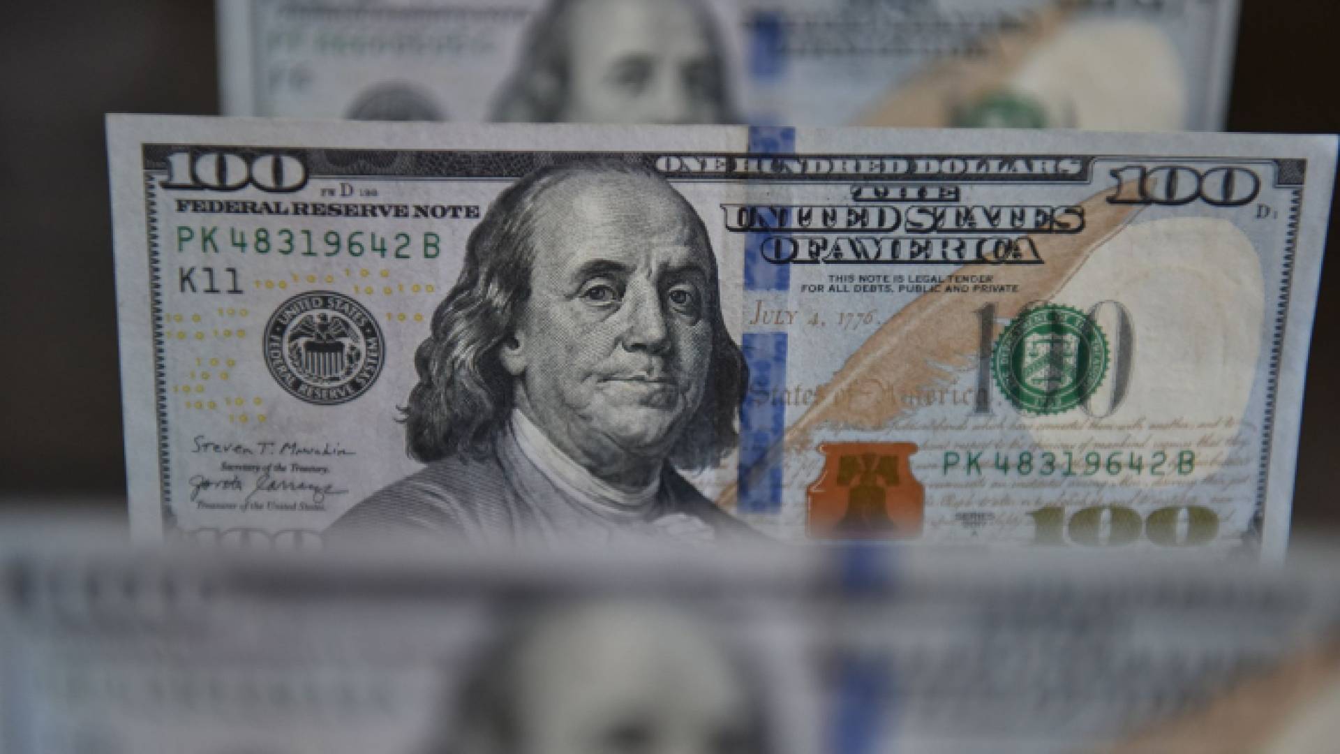 مئة دولار أمريكي