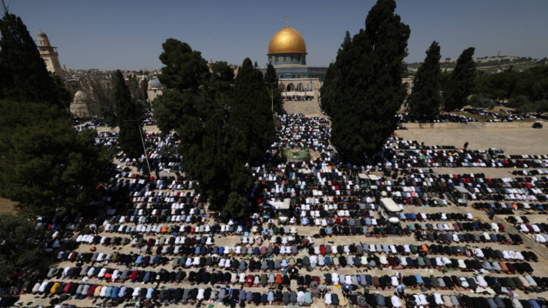 الآلاف يؤدون صلاة الجمعة في المسجد الأقصى