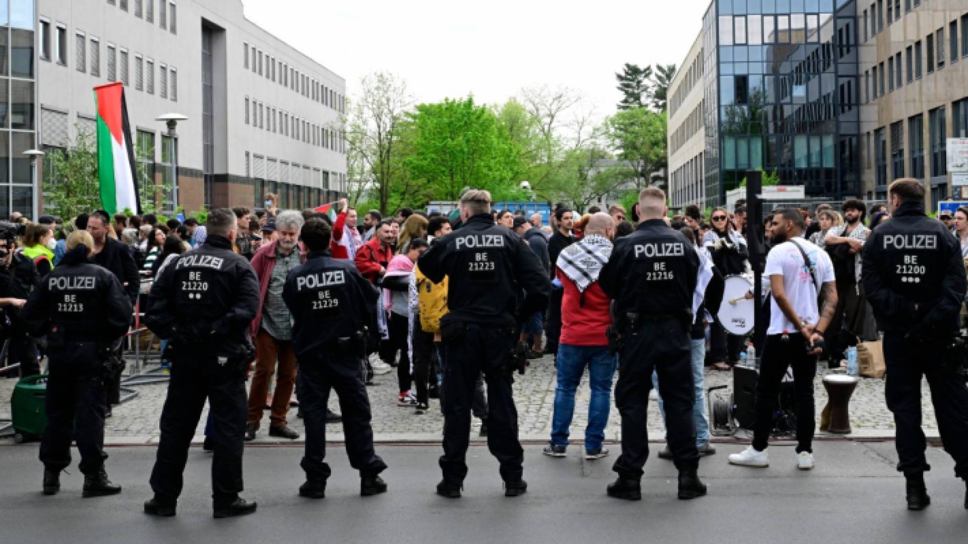 الشرطة الألمانية تقف على مدخل موقع مؤتمر فلسطين في برلين