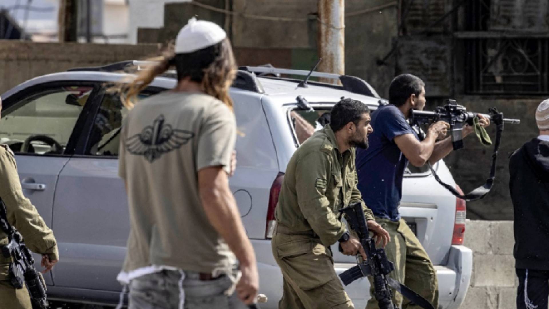 مستوطنون يقتحمون قرى فلسطينية