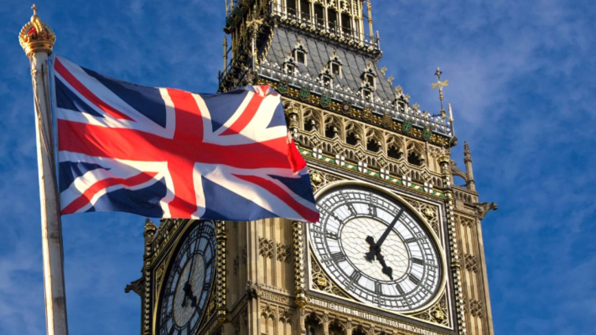 علم بريطانيا وساعة بيغ بين الشهيرة