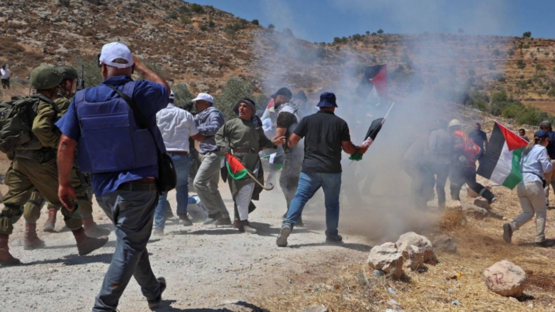 مستوطنون يعتدون على فلسطينيين في الضفة