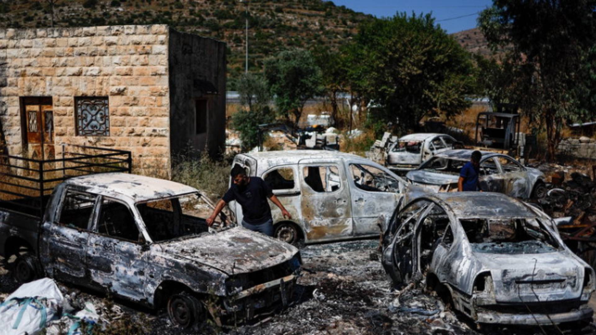 مستوطنون يحرقون ممتلكات فلسطينيين بالقرب من رام الله