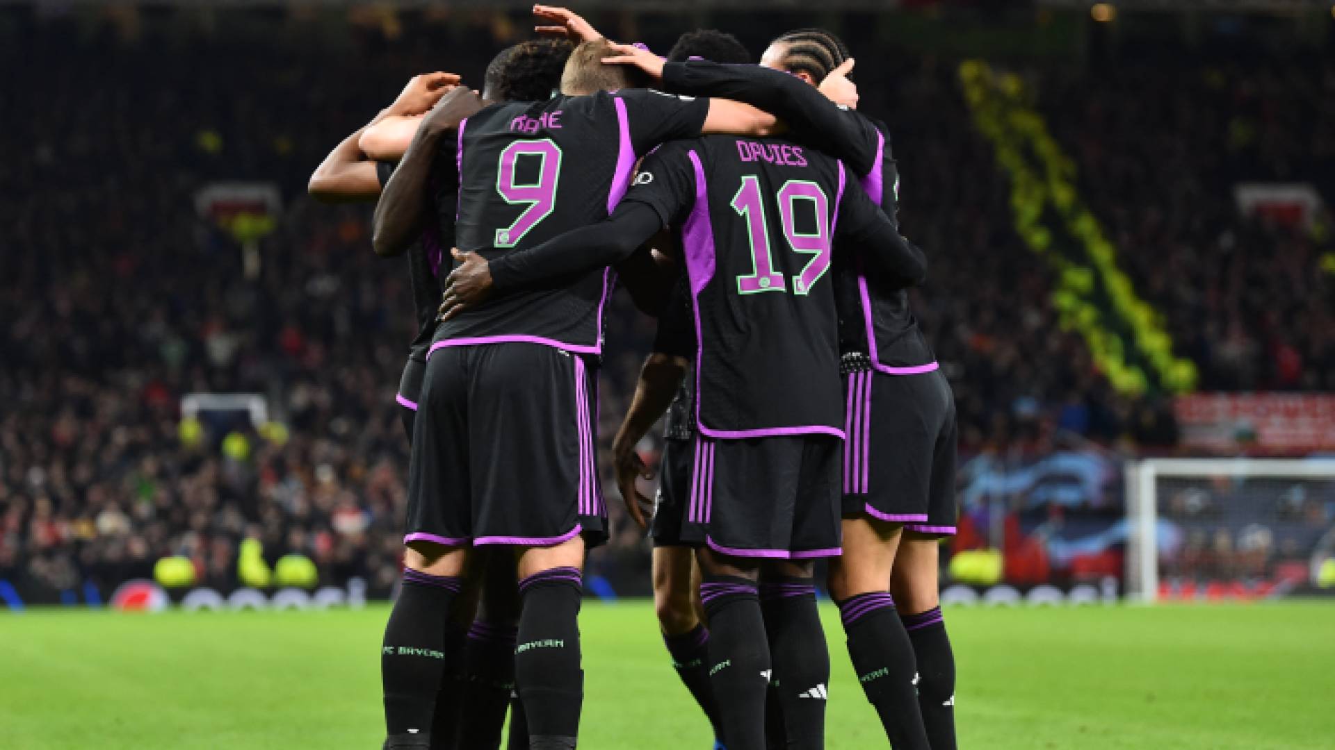 لاعبو بايرن ميونخ يحتفلون بهدف