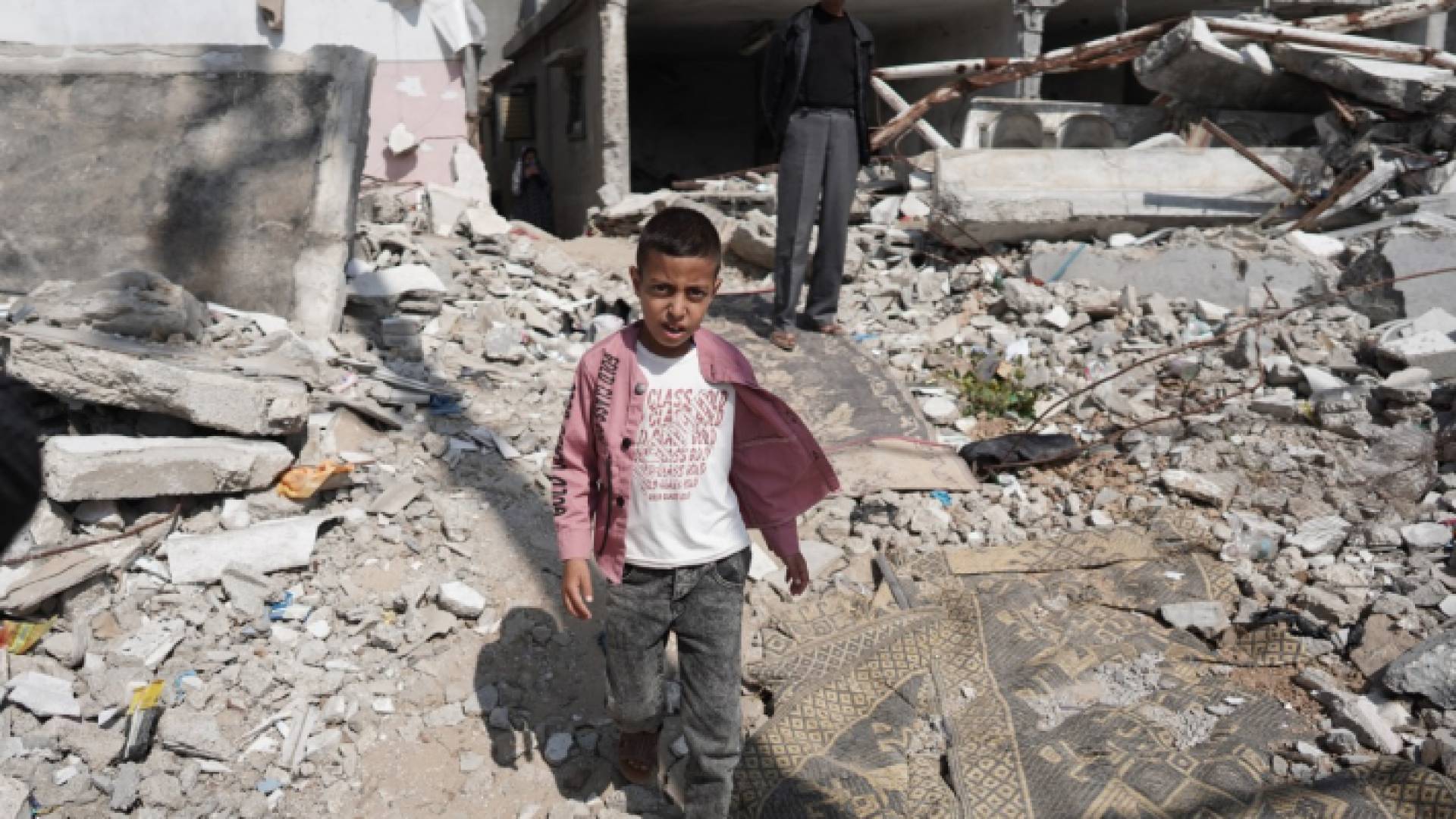طفل فلسطيني وسط مبنى مدمر في غزة
