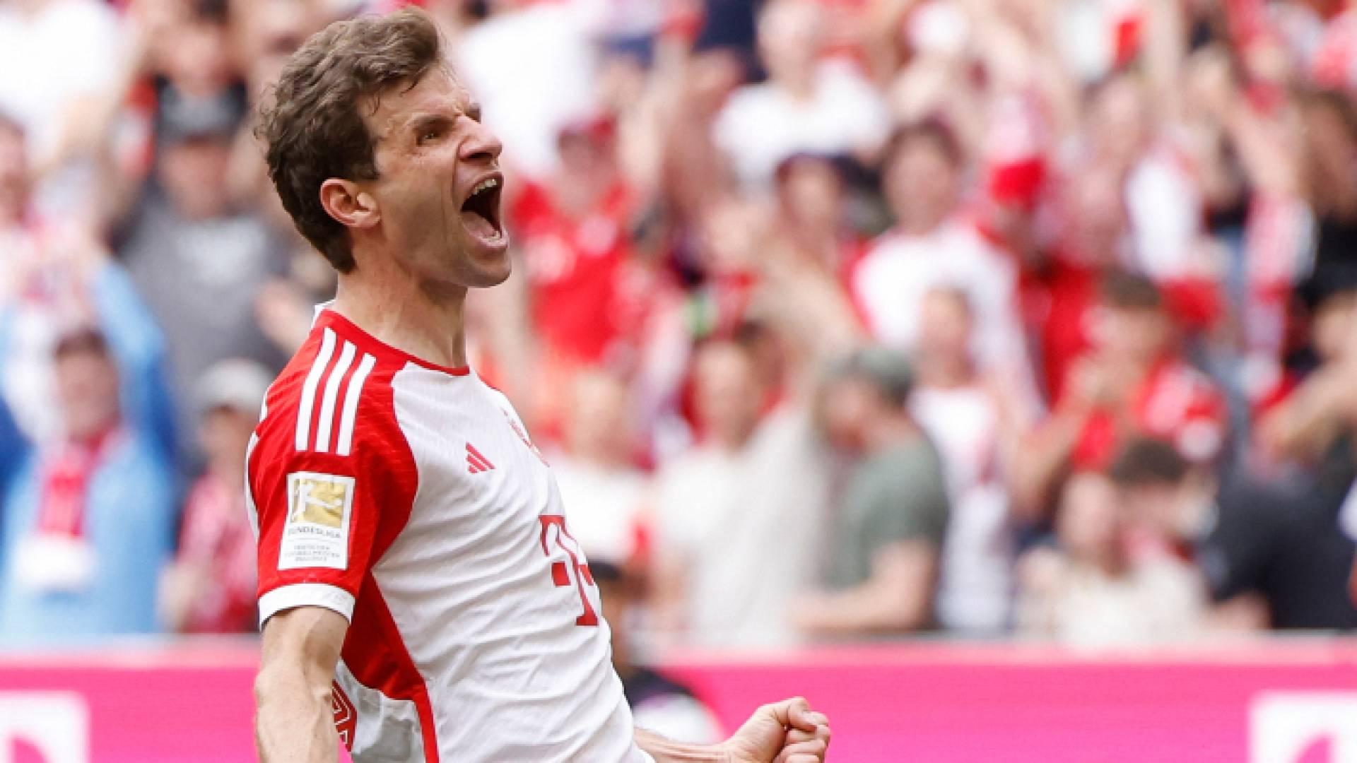 قائد بايرن ميونخ توماس مولر يحتفل بهدف