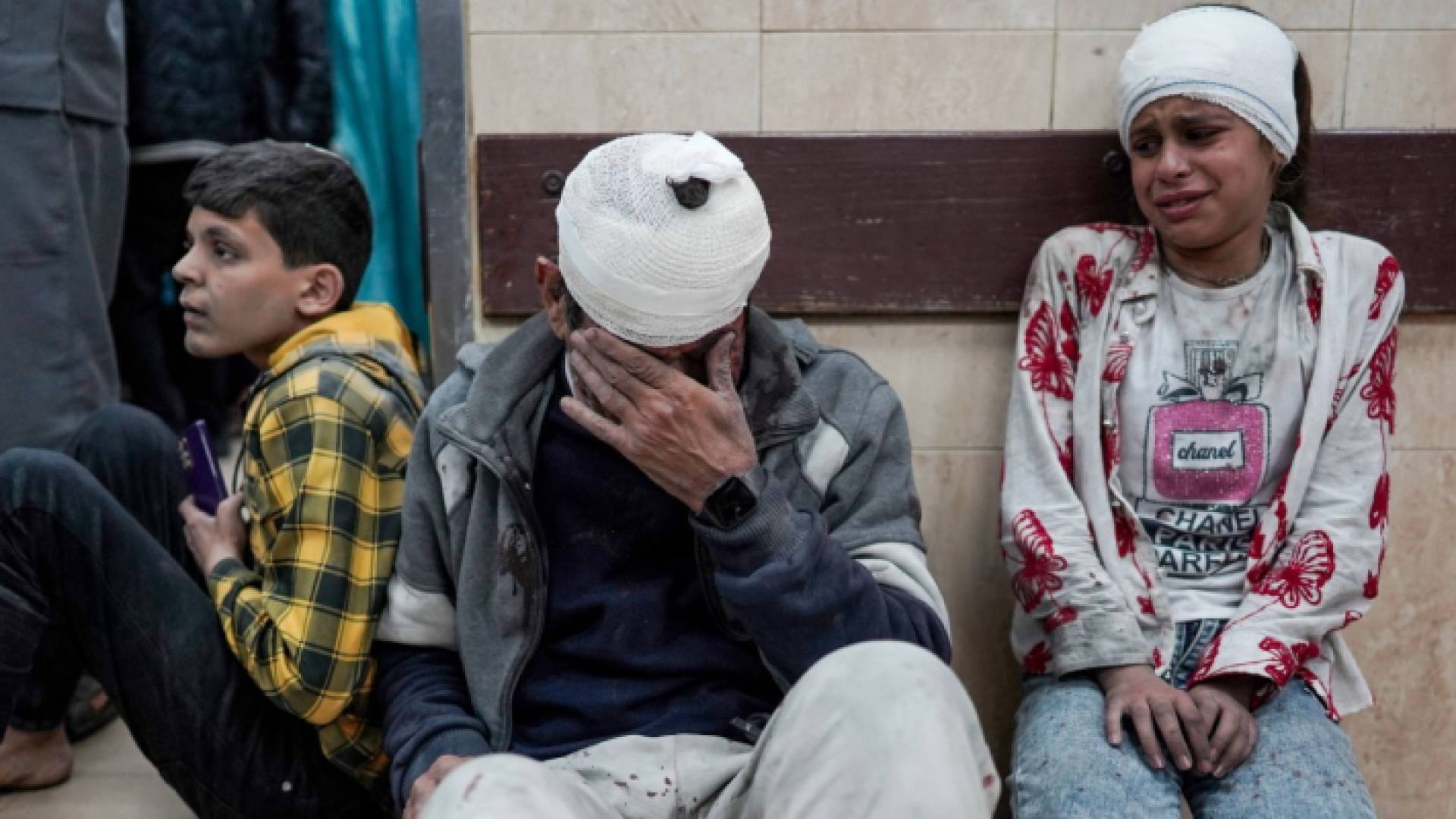 فلسطينيون مصابون خلال قصف على مخيم النصيرات للاجئين وسط غزة