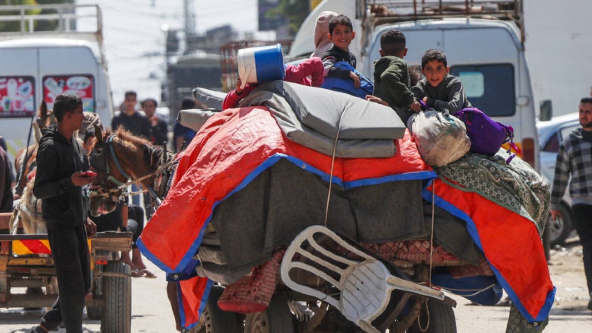 فلسطينيون يتنقلون ويبحثون عن مكان آمن في غزة