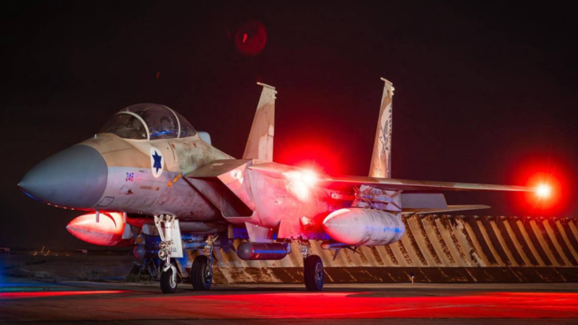 طائرة تابعة لجيش الاحتلال أثناء إقلاعها لاعتراض الهجوم الإيراني