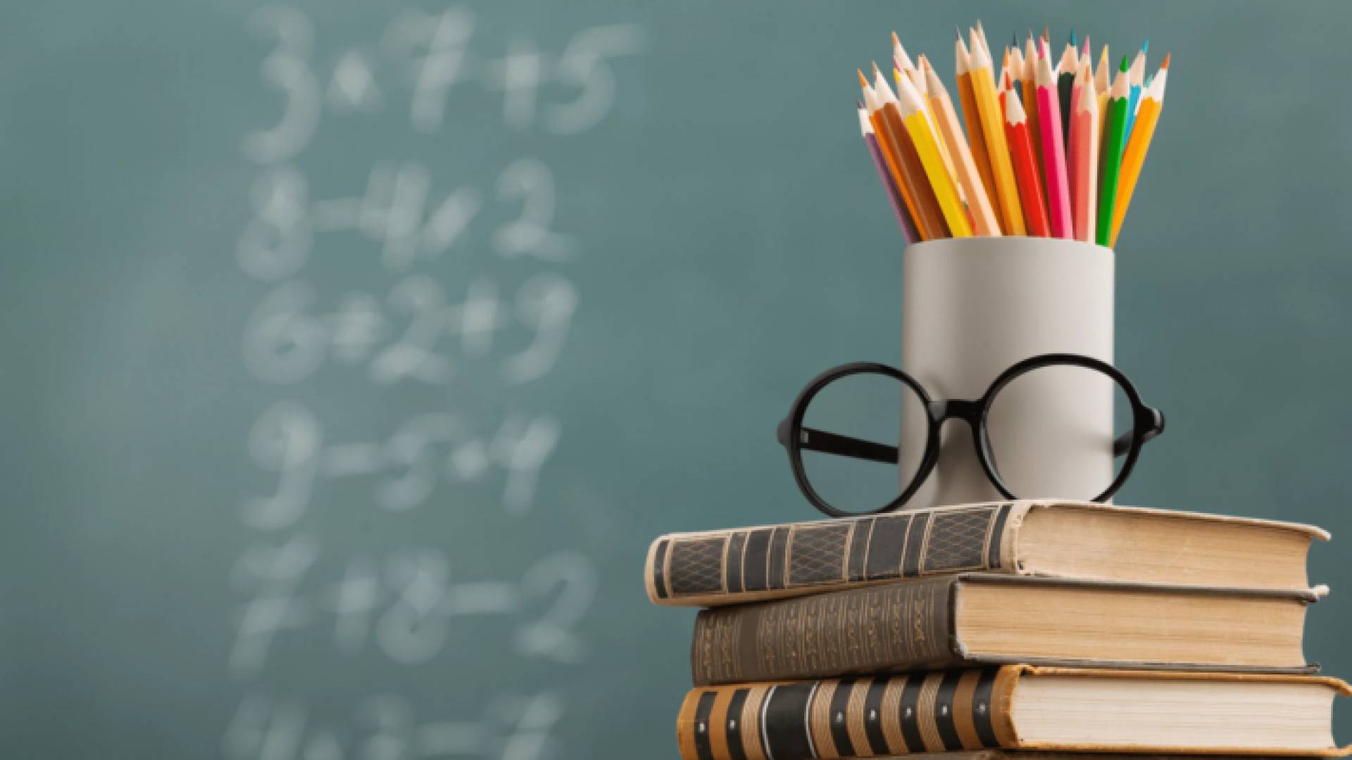 صورة تظهر سبورة كتب عليها معادلات رياضية