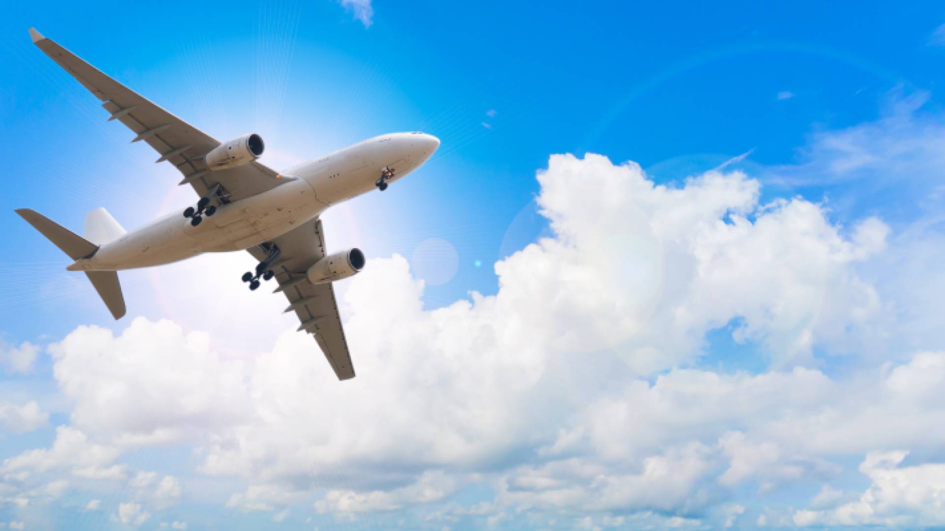 طائرة في السماء "أرشيفية"