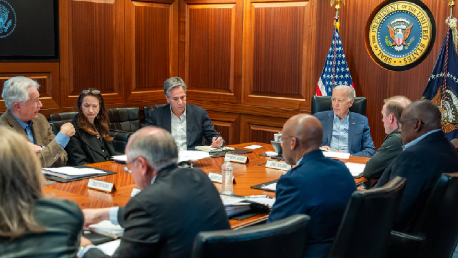 الرئيس الأمريكي جو بايدن خلال اجتماع مع فريق الأمن القومي في البيت الأبيض