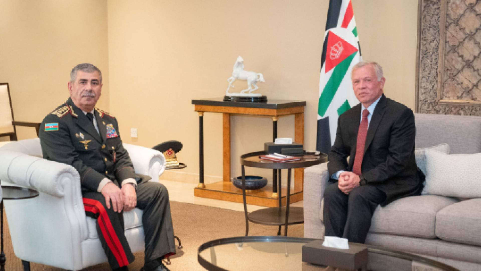 الملك عبدالله الثاني ووزير الدفاع الأذربيجاني ذاكر حسنوف