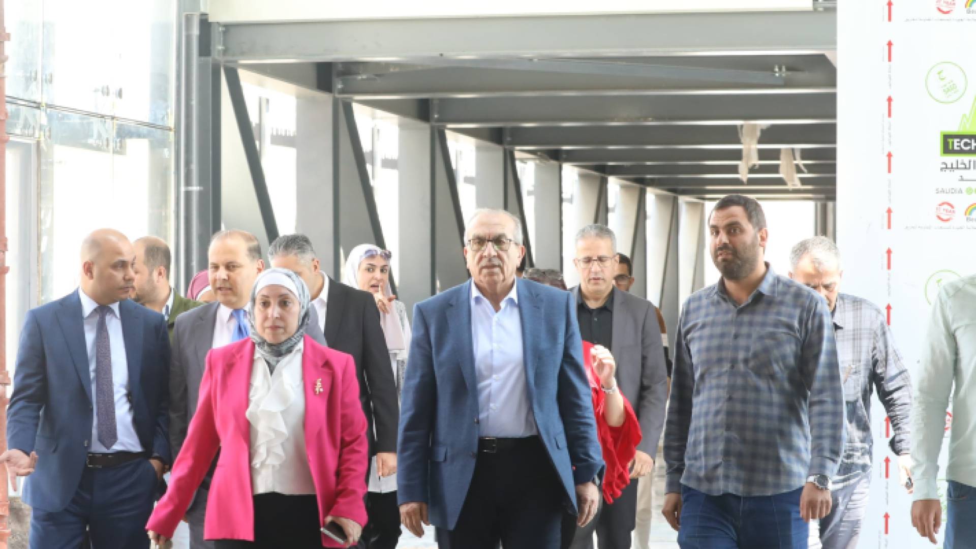 وزيرا الأشغال والنقل أثناء متابعة التشغيل التجريبي لخط عمان- الزرقاء