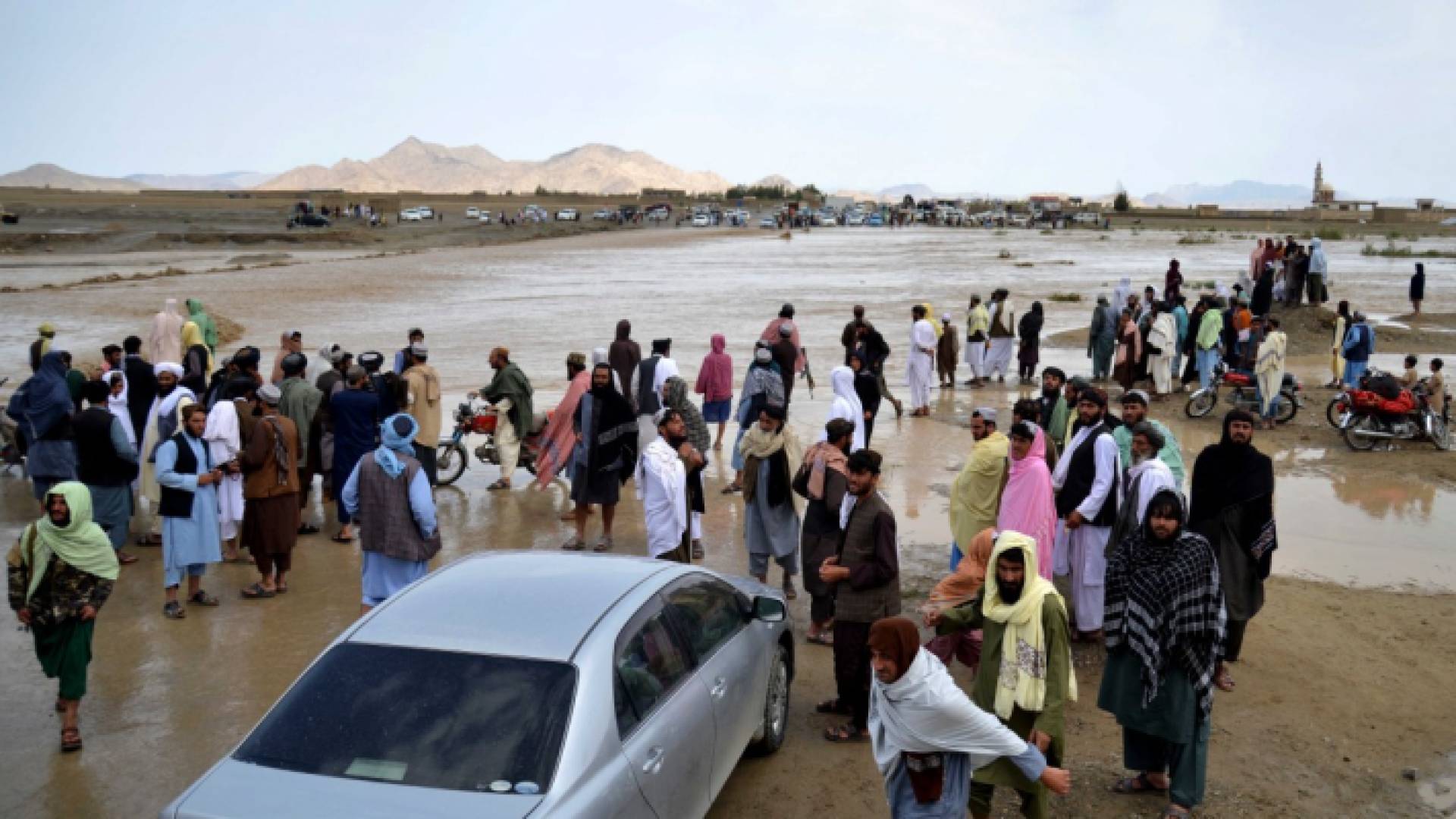 أفغانيون في منطقة سبين بولداك في مقاطعة قندهار بعد فيضان مفاجئ