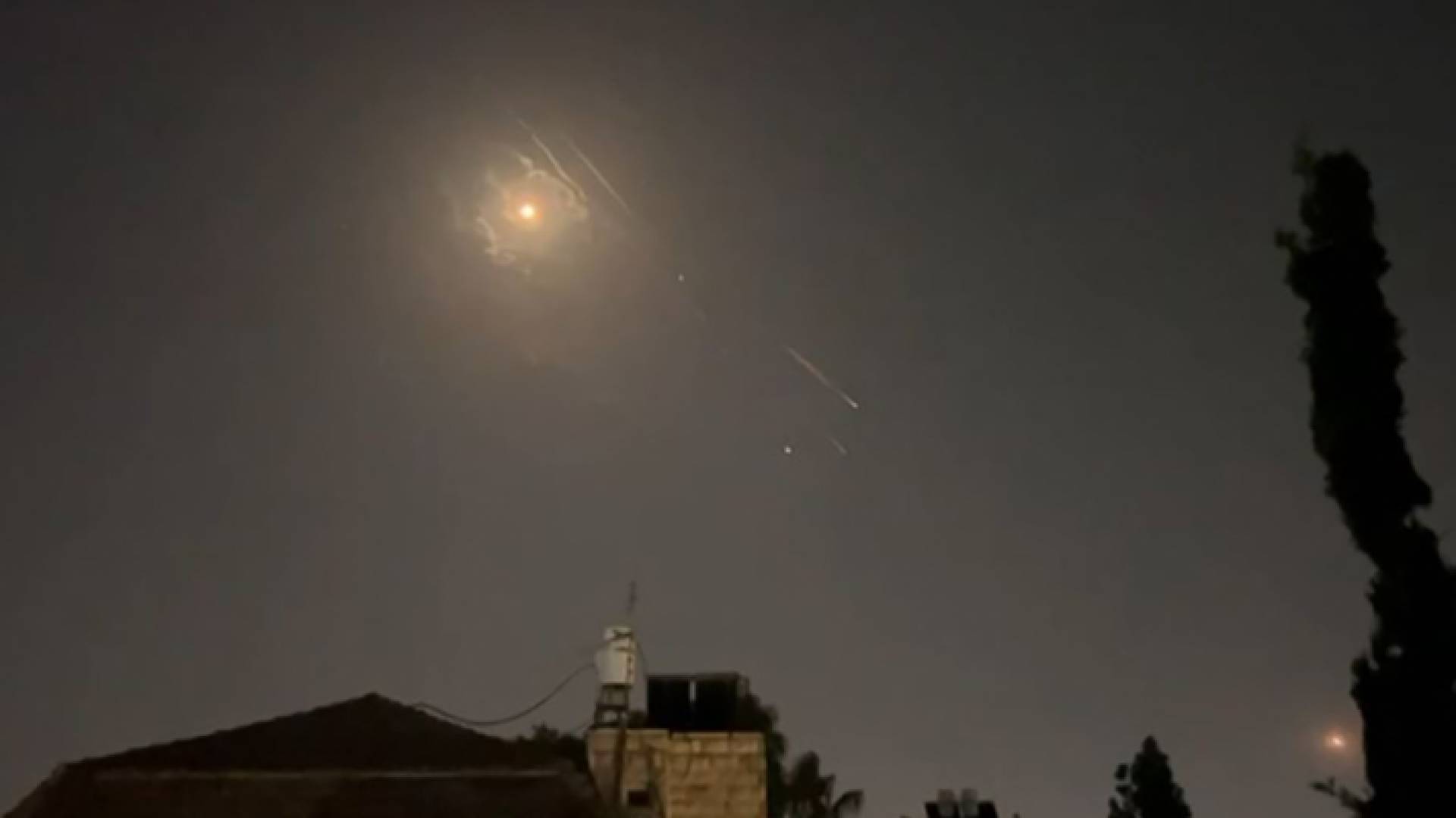 مسيرات وصواريخ إيرانية