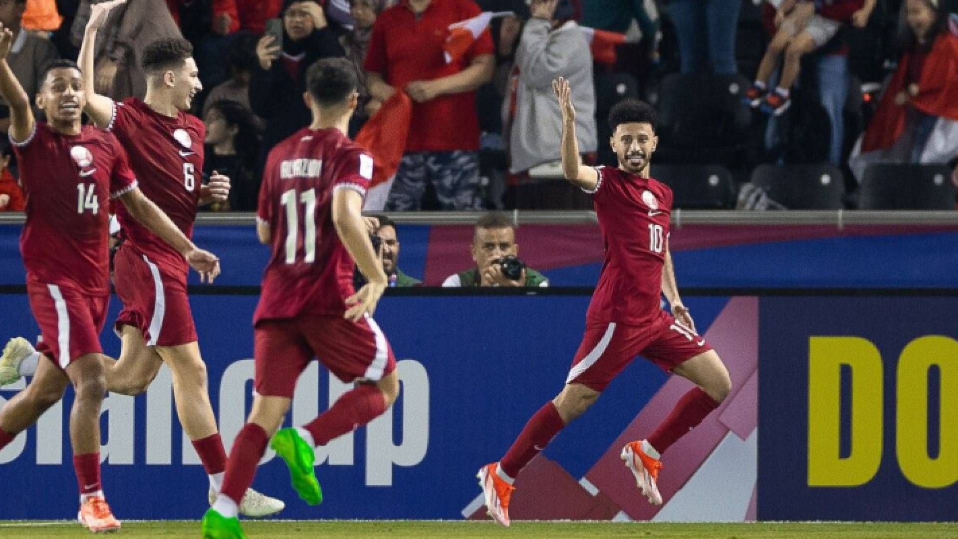 لاعبو قطر يحتفلون بهدف