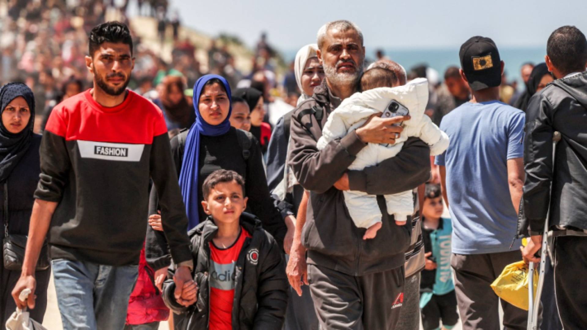 فلسطينيون يحاولون العودة لمنازلهم في شمال غزة