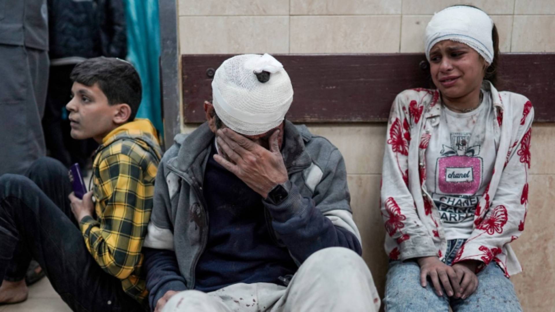 فلسطيني وابنته يبكيان ألما وقهرا إثر استهدافهما في غزة