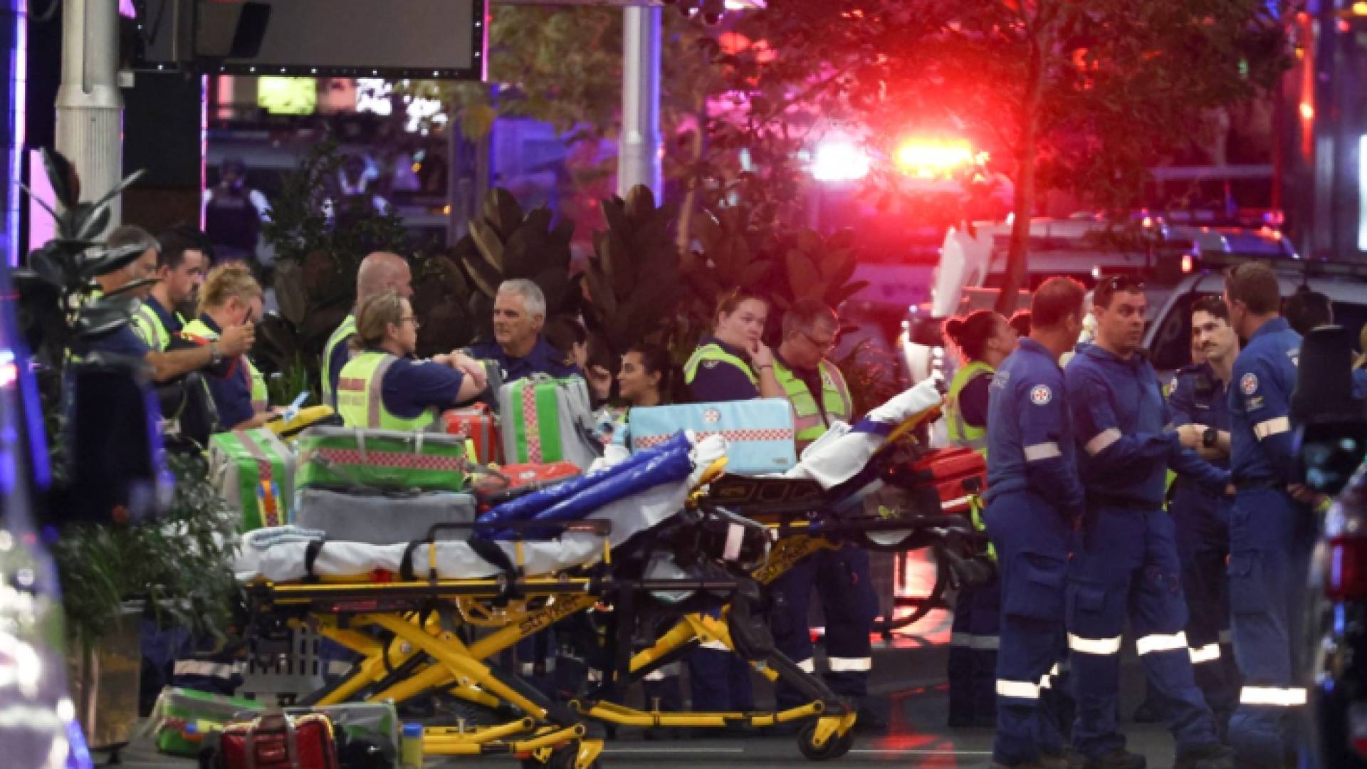 رجال الإسعاف مع النقالات خارج مركز تسوق عقب واقعة طعن في سيدني قبل يومين