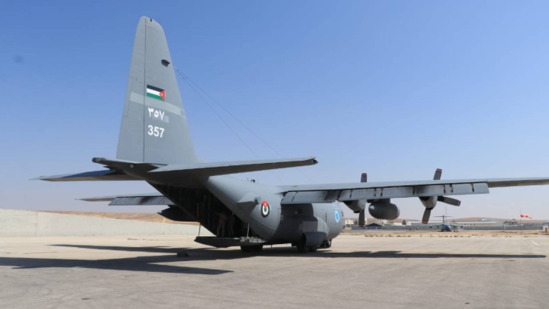 إحدى طائرات القوات المسلحة الأردنية التي شاركت في الإنزال الجوي على قطاع غزة