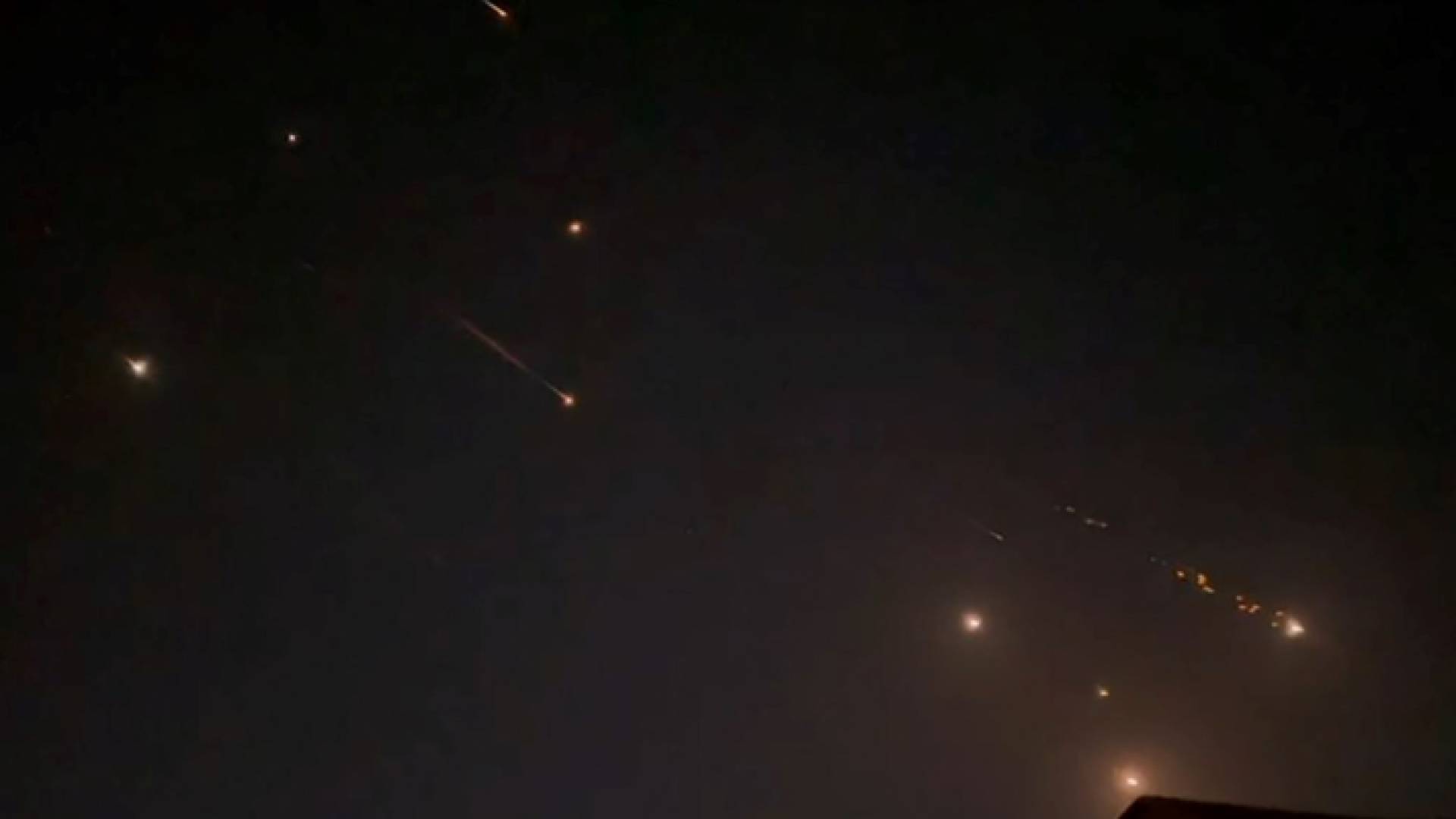 صواريخ وطائرات مسيرة في سماء تل أبيب