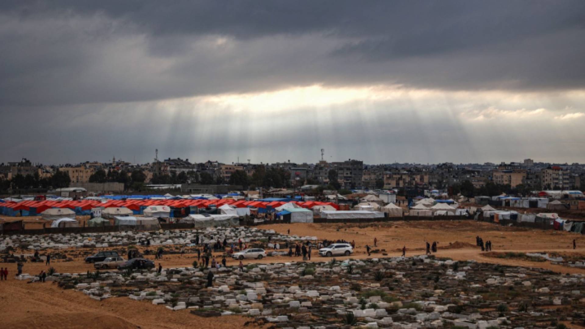 فلسطينيون في مقبرة في رفح جنوب قطاع غزة