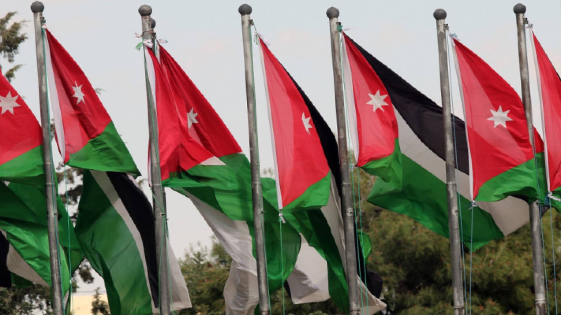 العلم الأردني يرفرف