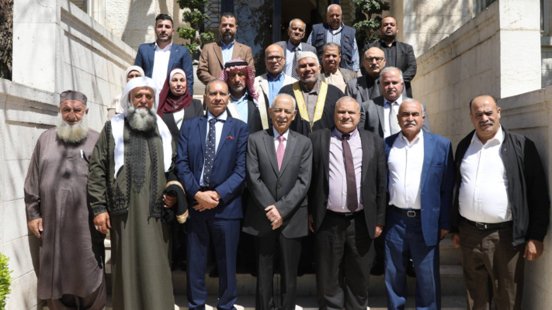 العيسوي يلتقي وفدا من وجهاء ومخاتير ولجنة خدمات مخيم إربد