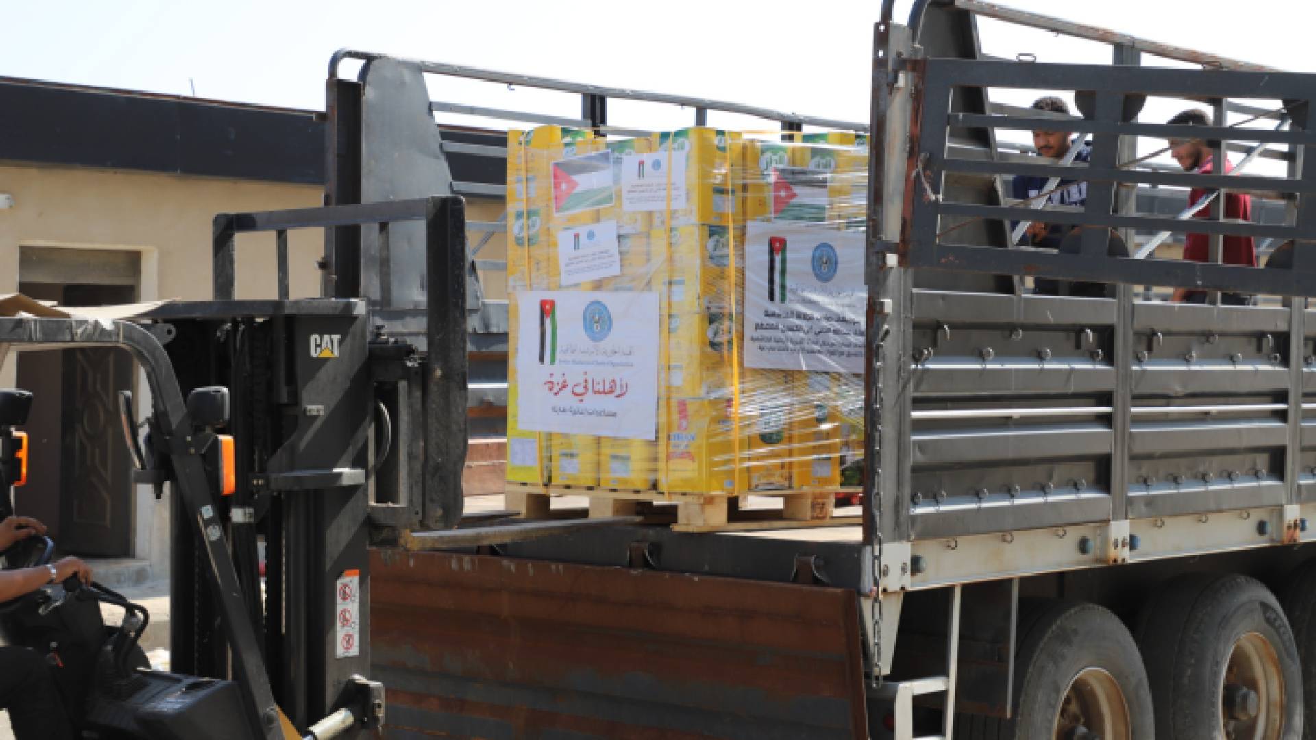 خلال تحميل الشاحنات بالمواد الإغاثية للأهل في قطاع غزة