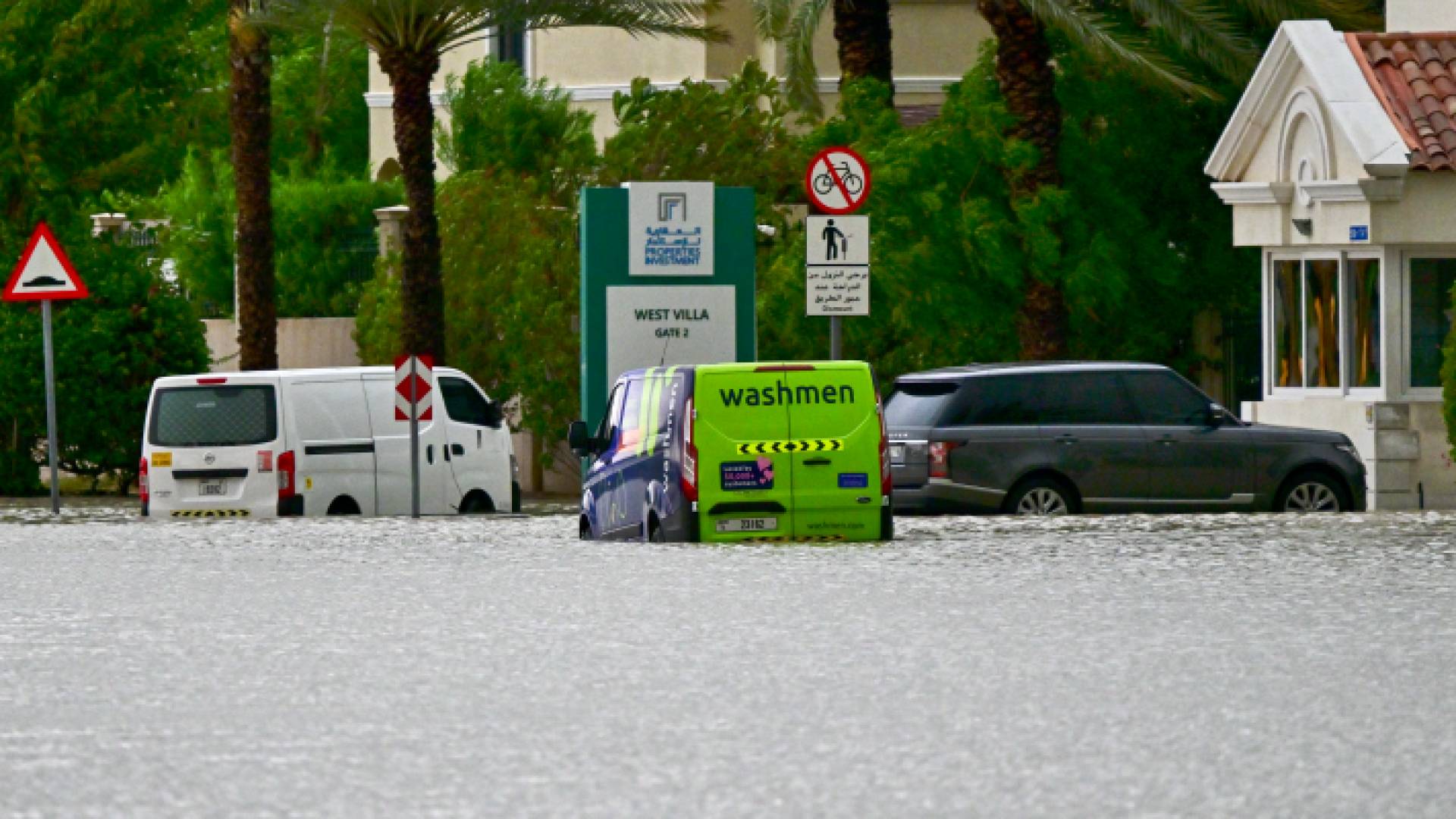 فيضانات تغرق أحد طرق إمارة دبي