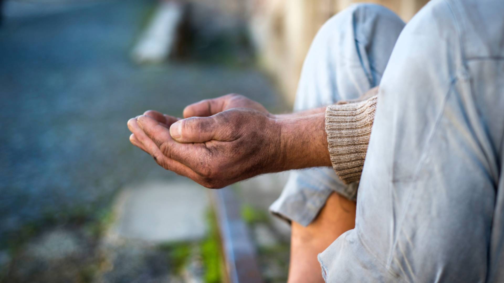 شخص يقوم بالتسول