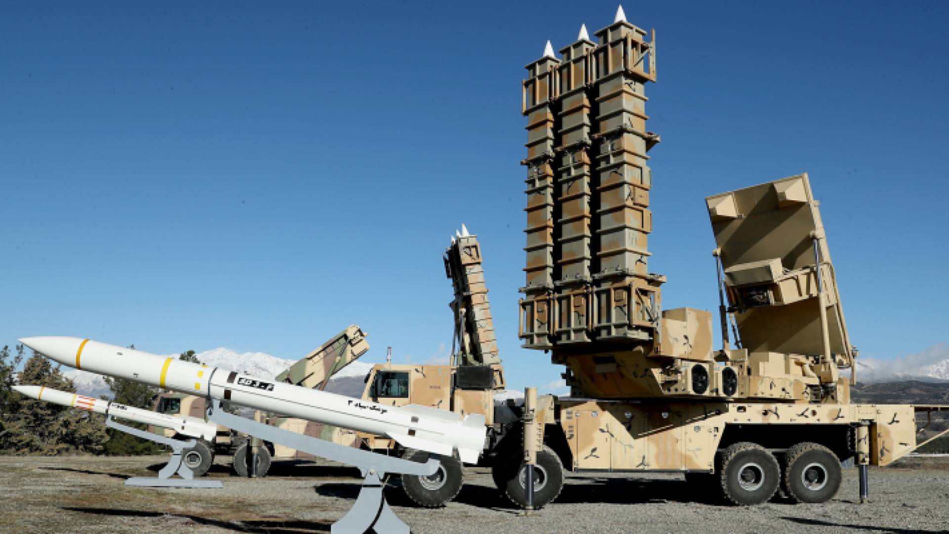 القوات الإيرانية تستعرض أحد أنظمتها الدفاعية