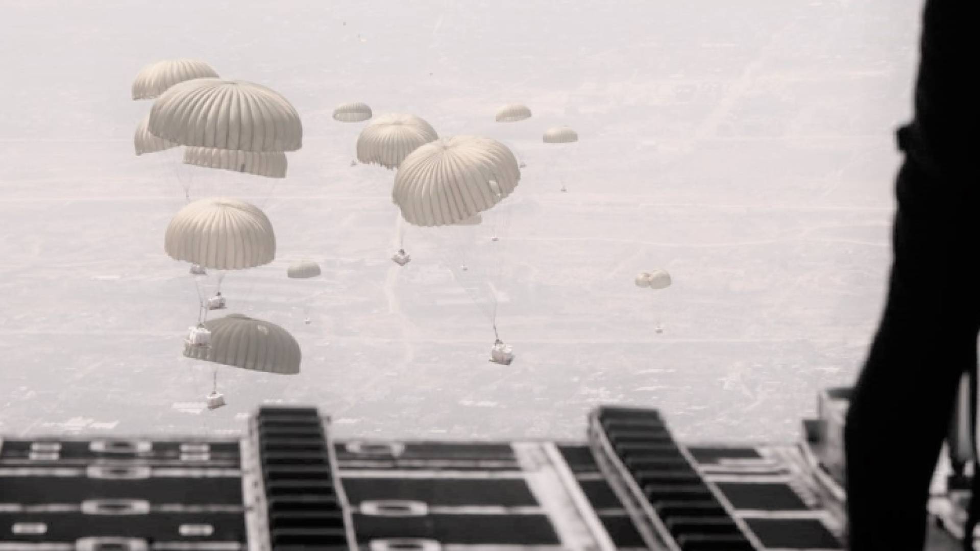 من الإنزالات الجوية على قطاع غزة