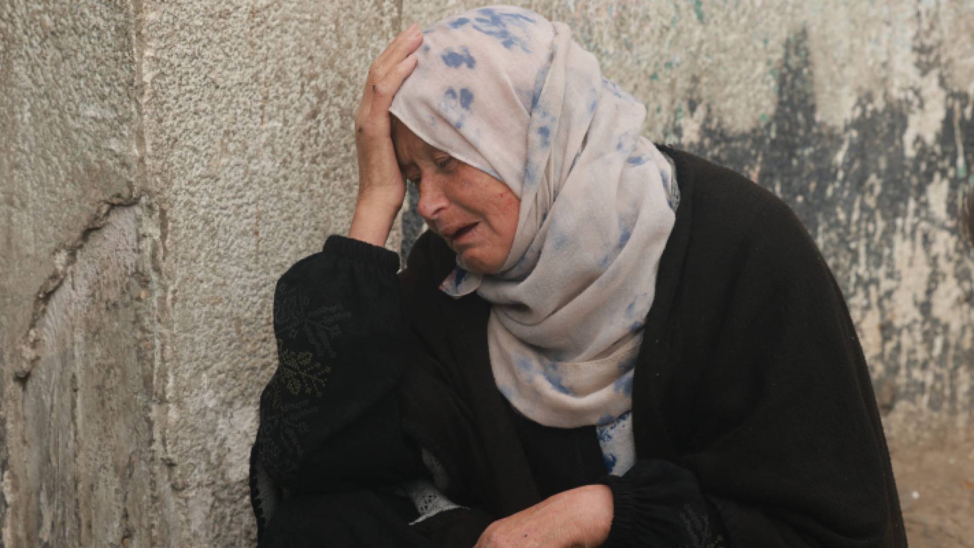 حاجة فلسطينية تبكي عائلتها في قطاع غزة