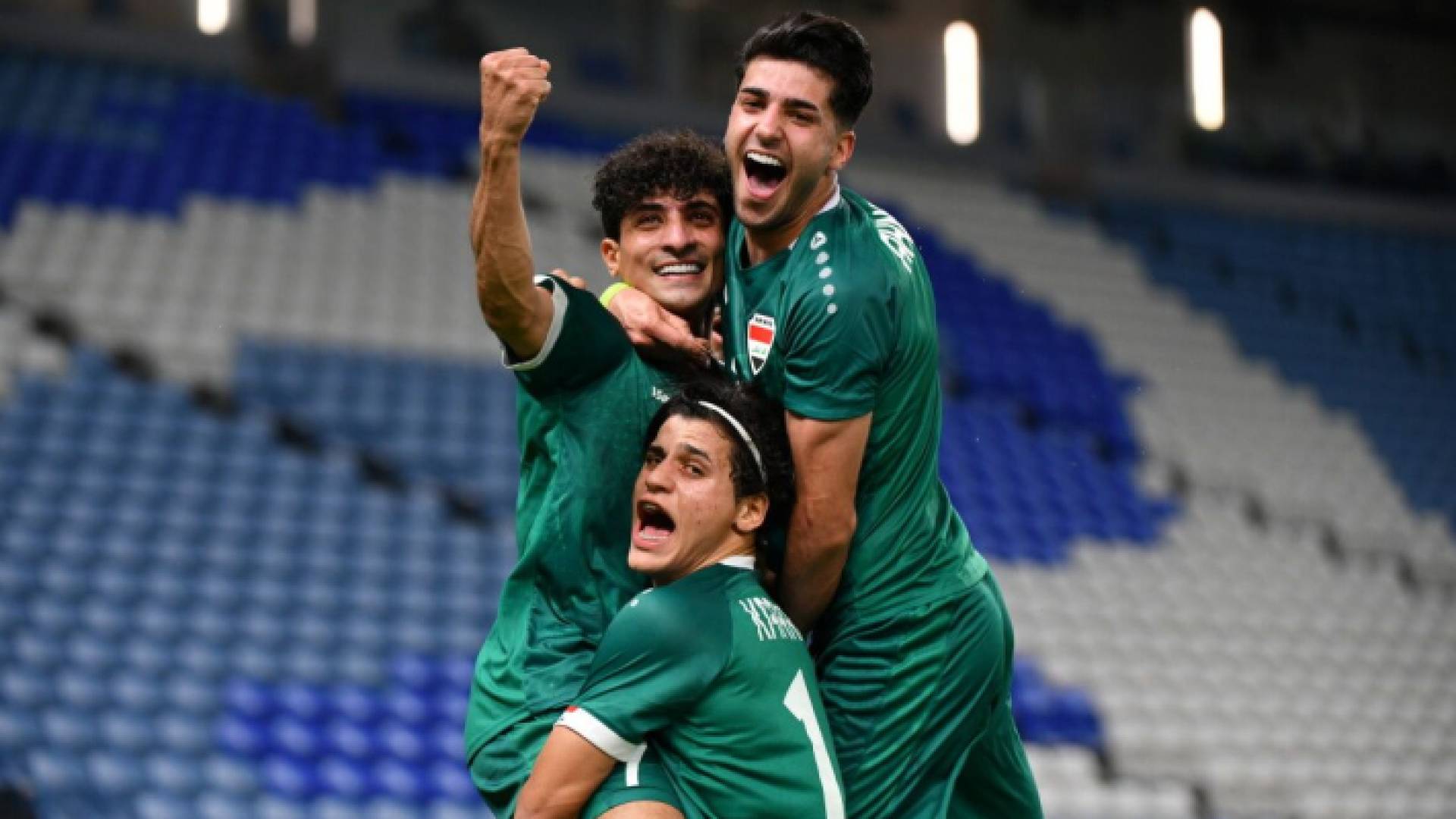 لاعبو العراق يحتفلون بهدف