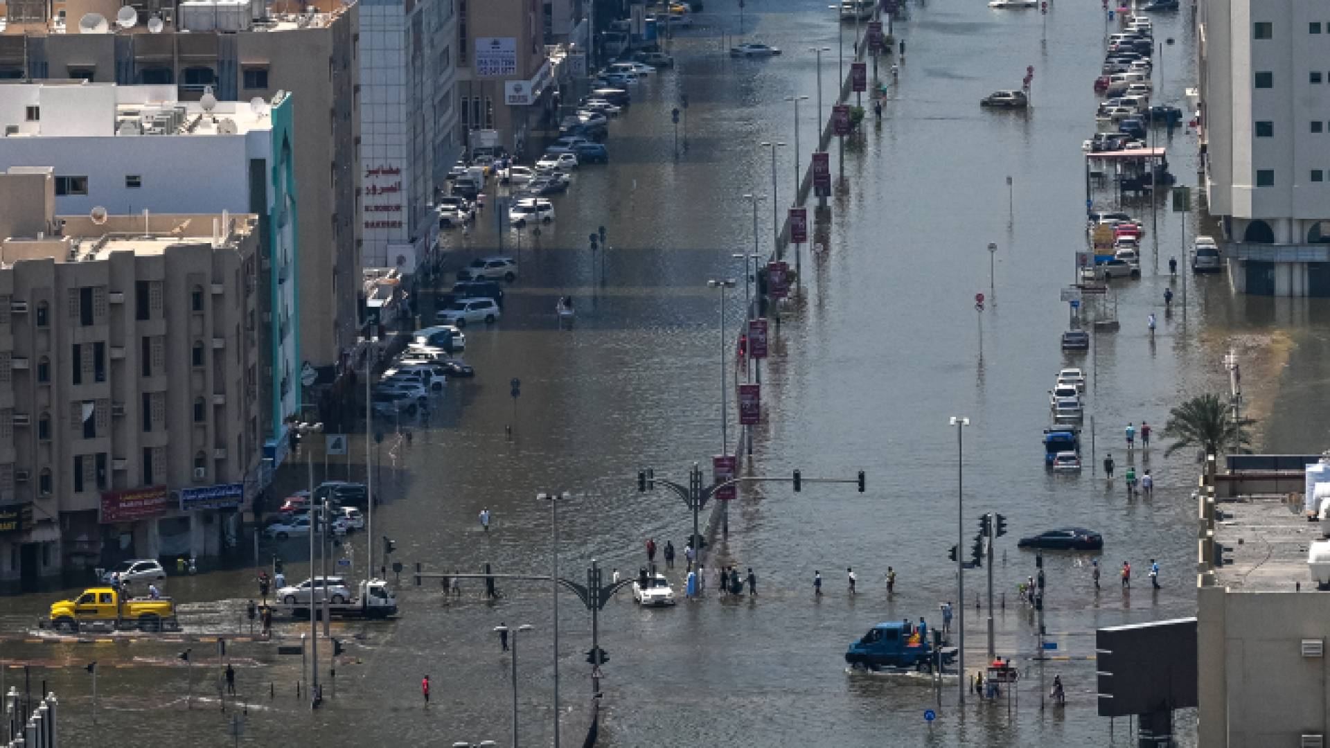 غرق بعض الشوارع في الشارقة