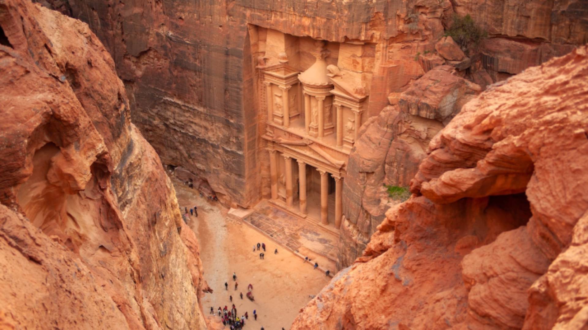 صورة تظهر الخزنة في مدينة البترا الأثرية