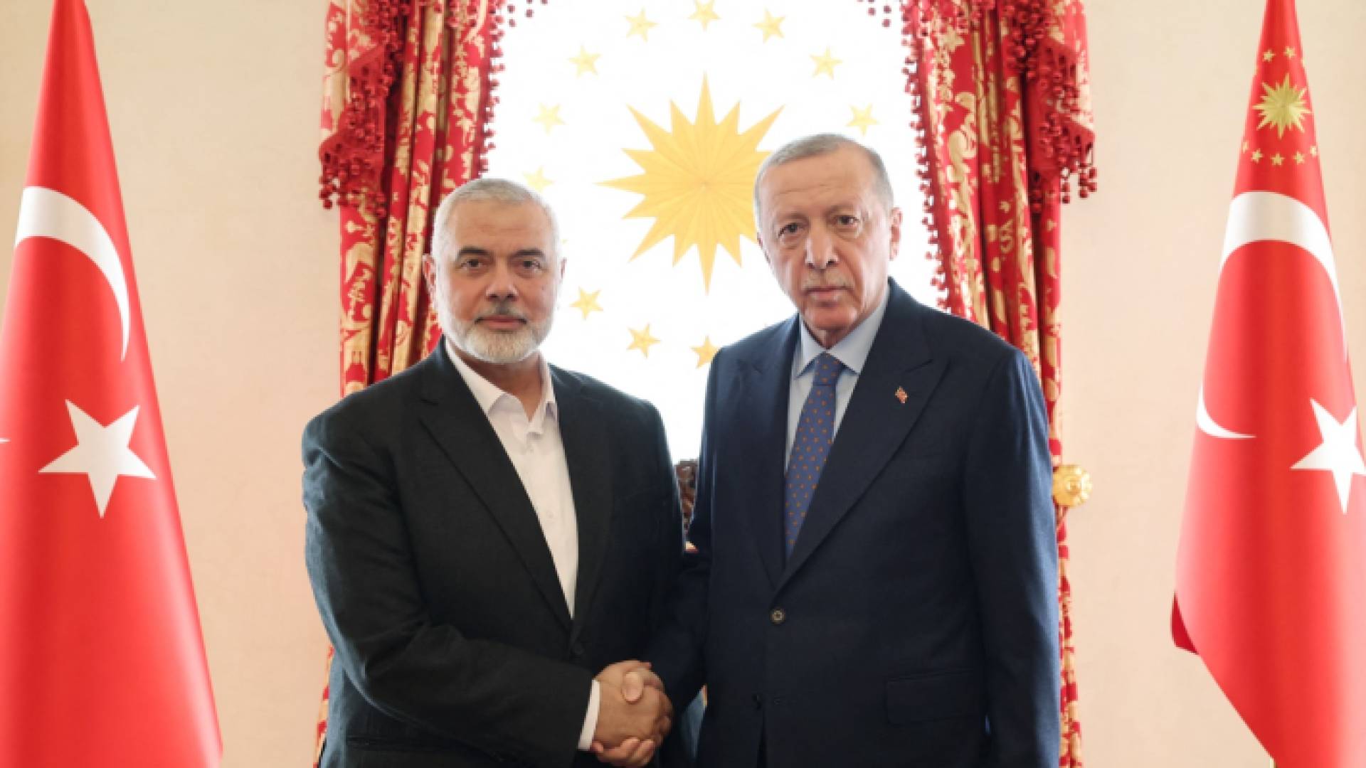 استقبال الرئيس التركي رجب طيب أردوغان لرئيس المكتب السياسي لحركة "حماس" إسماعيل هنية في قصر دولمة بهتشة الرئاسي بإسطنبول-AFP