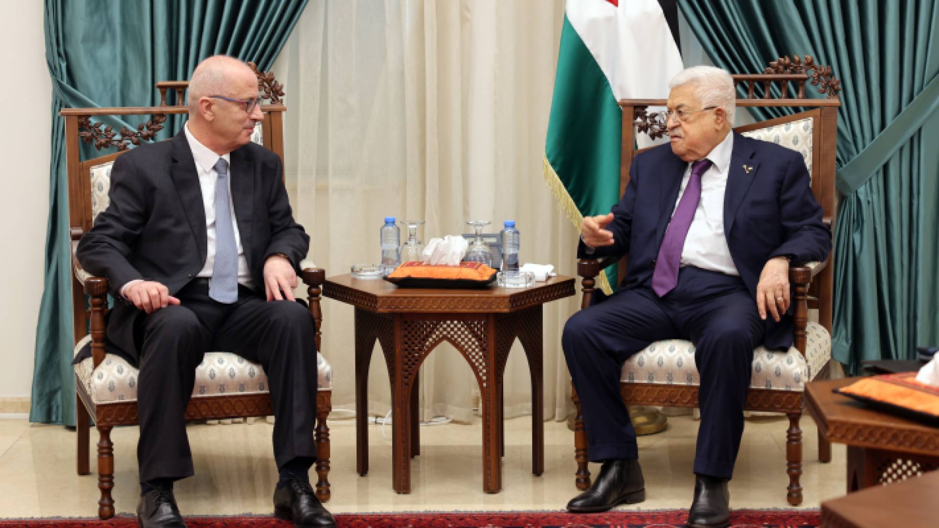 الرئيس الفلسطيني محمود عباس أثناء لقاء رئيس لجنة الانتخابات المركزية رامي الحمد الله