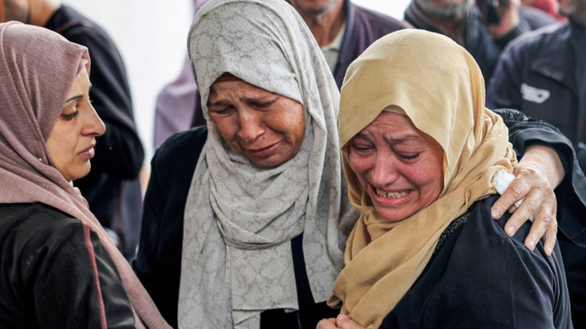 فلسطينية تودع ابنها في غزة "أ ف ب"