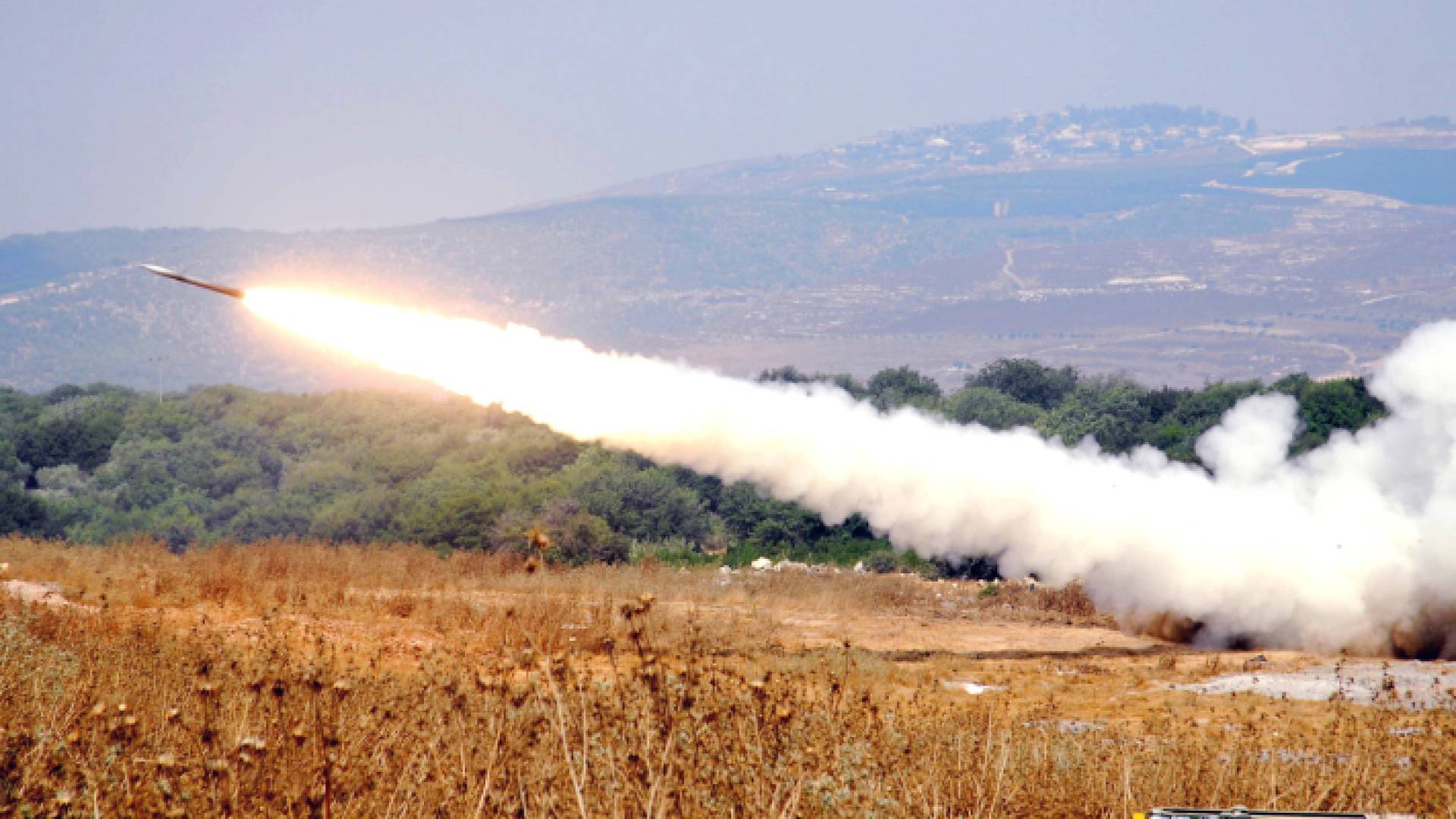 إطلاق رشقة صاروخية من لبنان