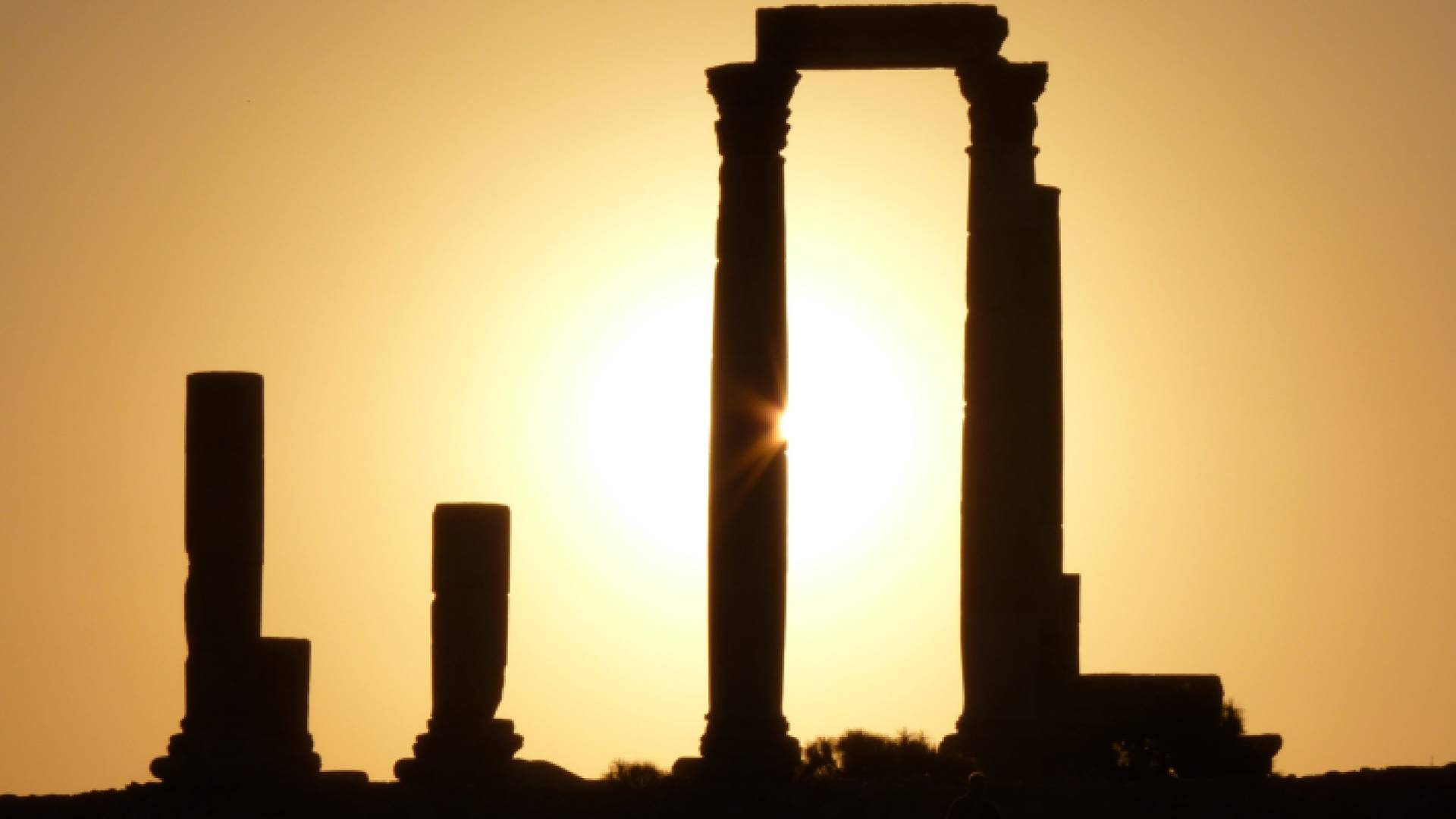 صورة لسطوع الشمس من موقع جبل القلعة الأثري في عمان