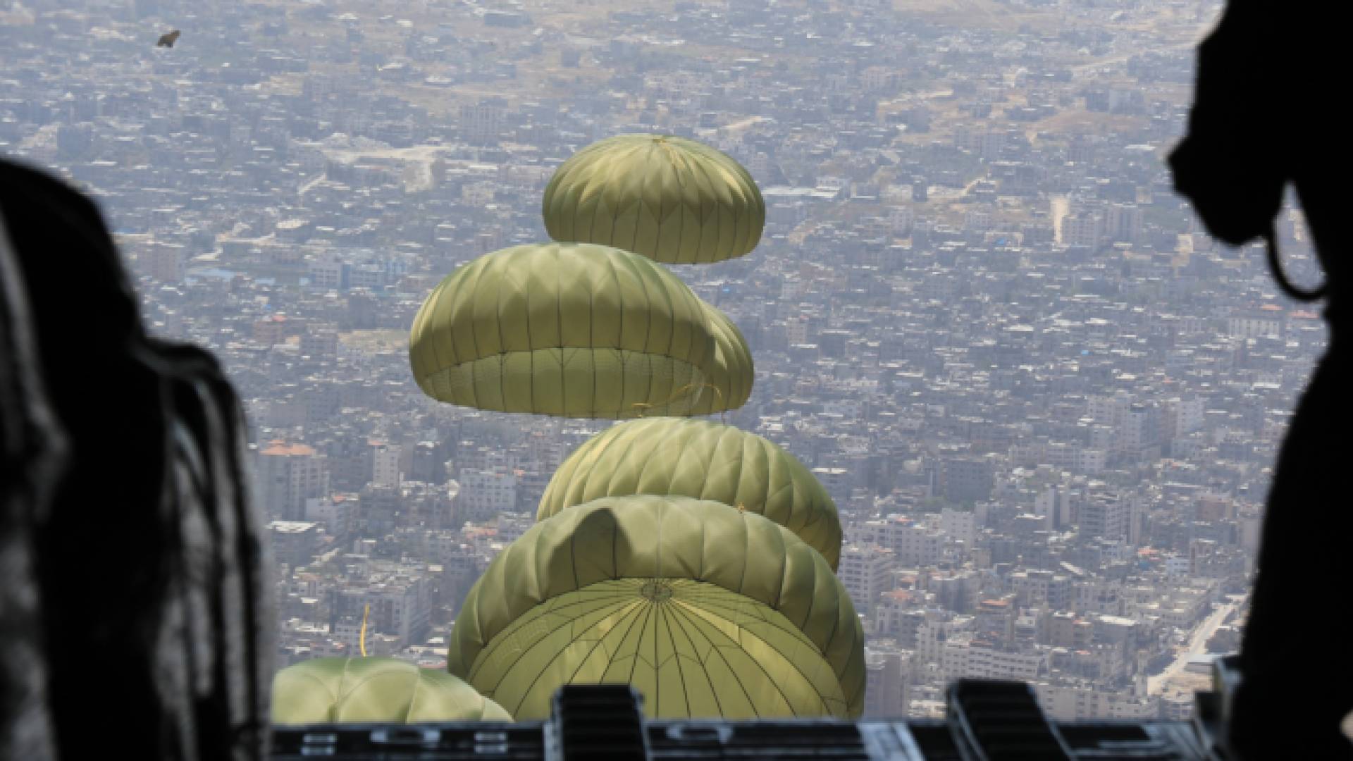 انزالات جوية تستهدف شمال القطاع