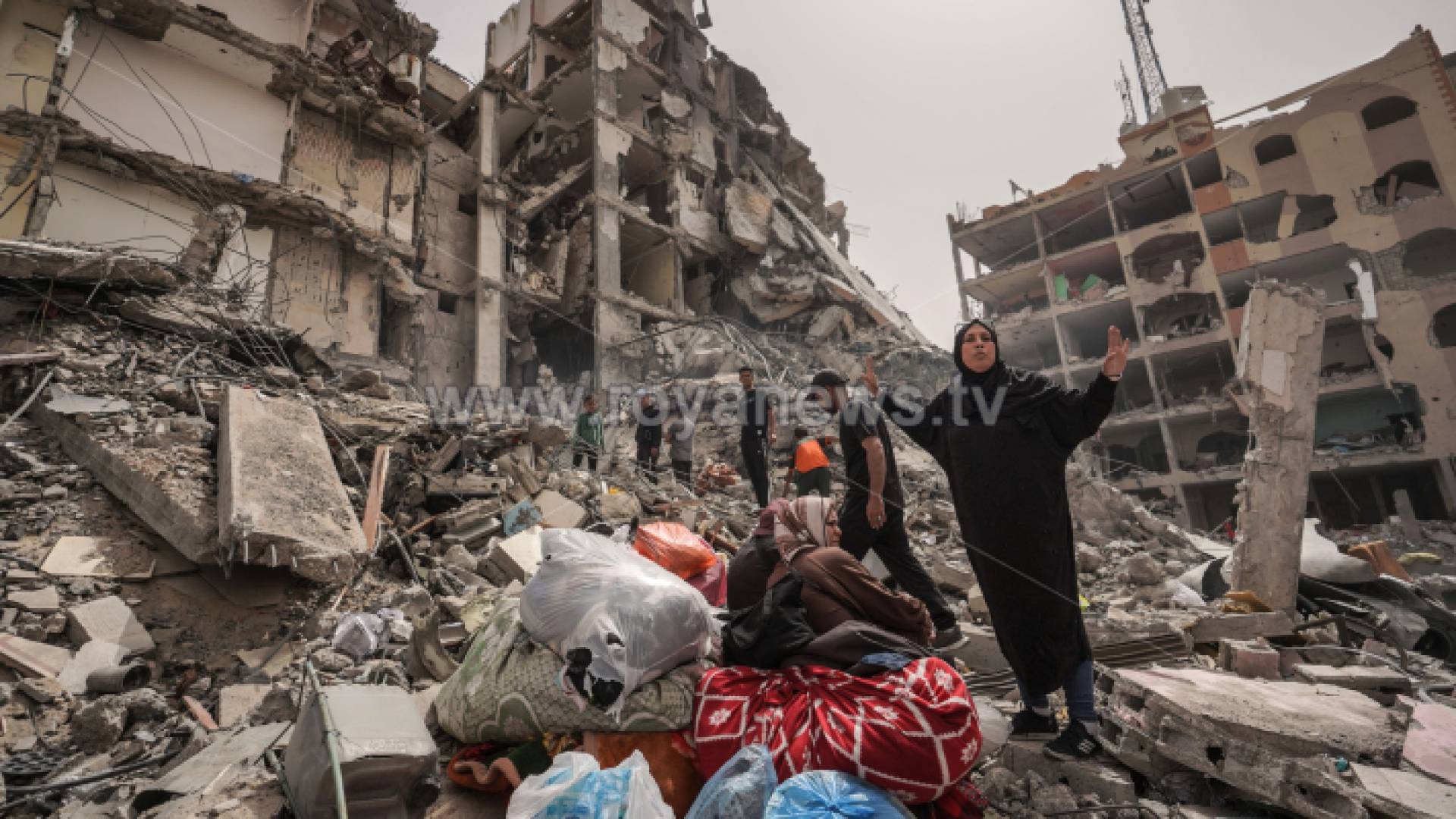 فلسطينية فوق ركام منزلها المدمر في النصيرات وسط القطاع