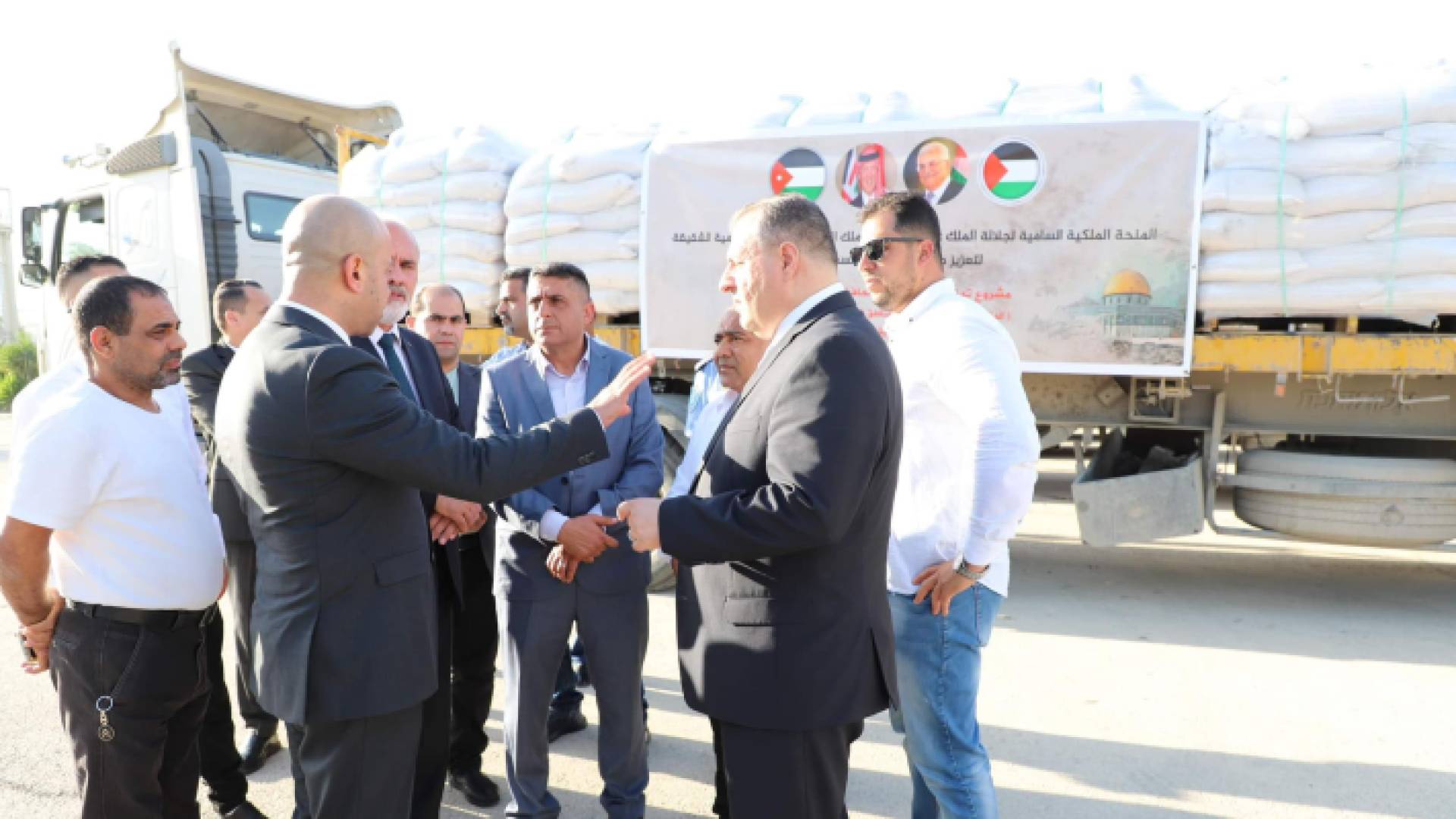 خلال تسلم الحكومة الفلسطينية القافلة الأولى من المساعدات الزراعية الأردنية