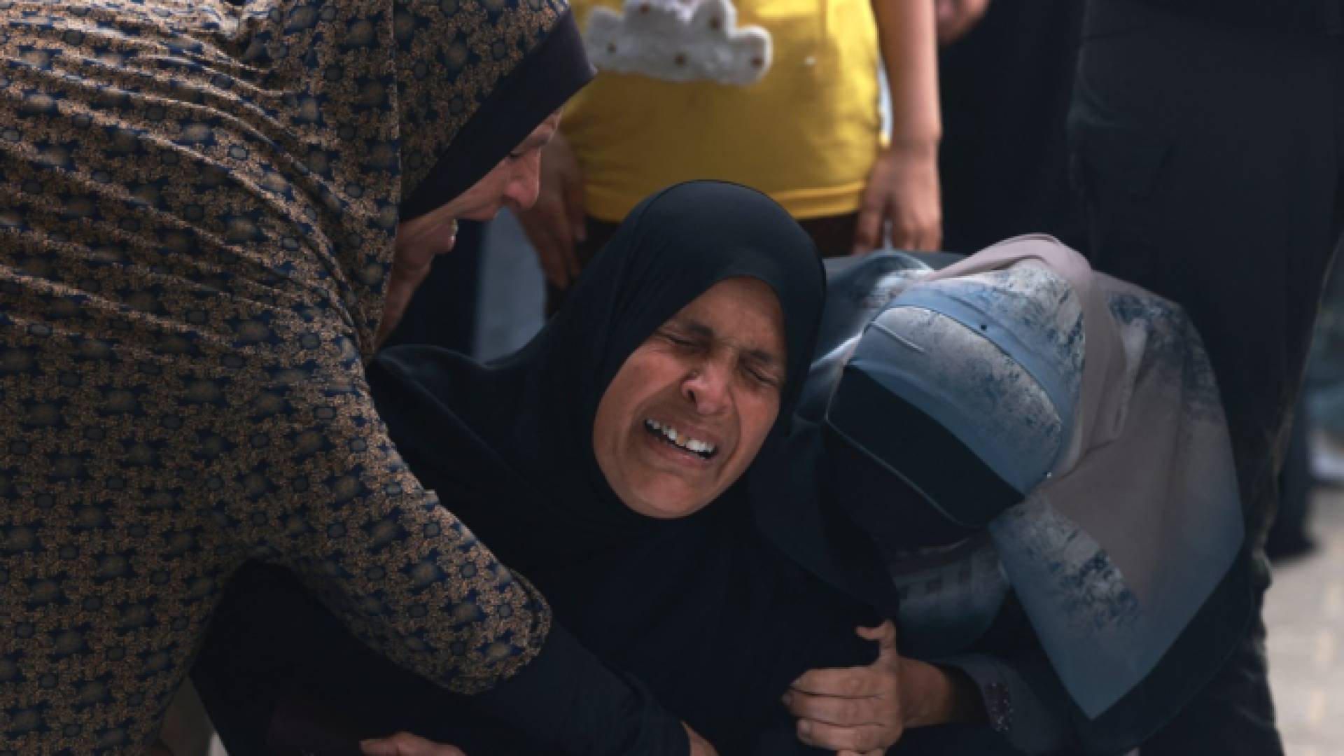 فلسطينية تبكي أقاربها الذين استشهدوا على أيدي الاحتلال في غزة