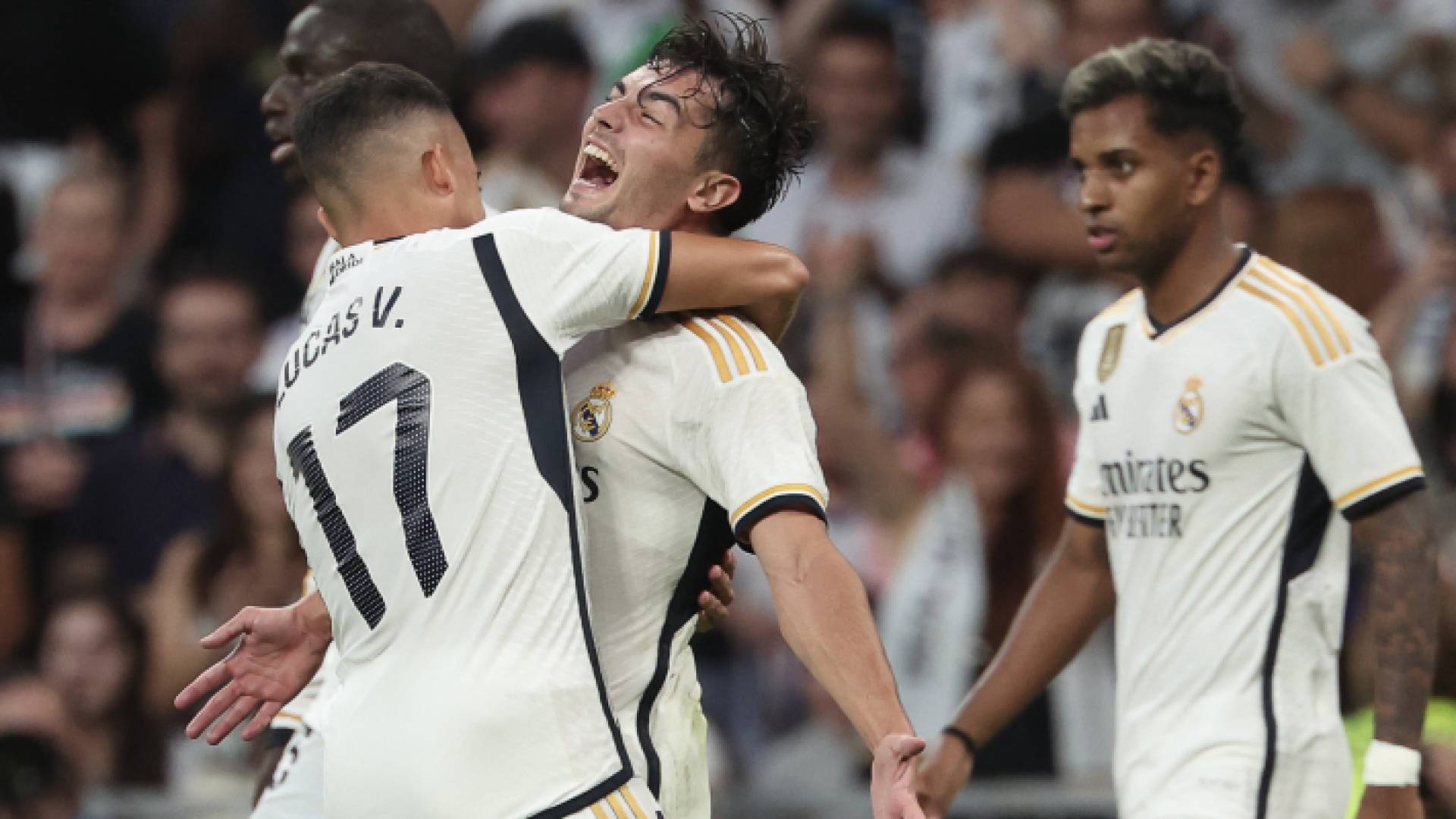 لاعبو ريال مدريد يحتفلون بهدف سابق